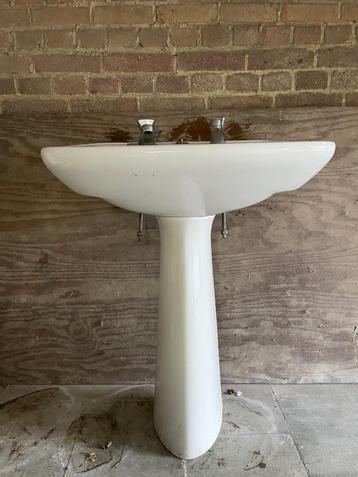 Lavabo met voet in porcelein  beschikbaar voor biedingen