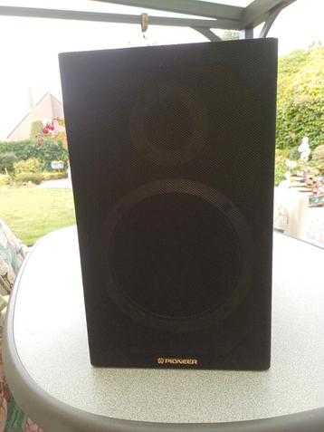 1st foto 2 dezelfde boxen van pioneer . 2de foto 1andere box beschikbaar voor biedingen