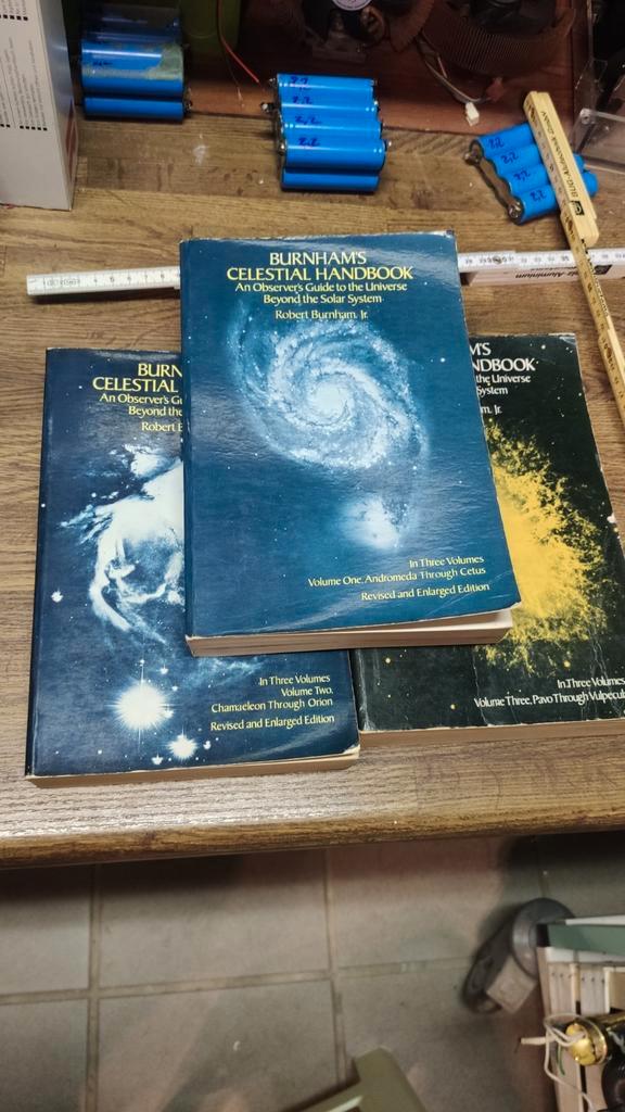 BURNHAM'S Celestial Handbook, 3 volumes, Boeken, Wetenschap, Gelezen, Ophalen of Verzenden