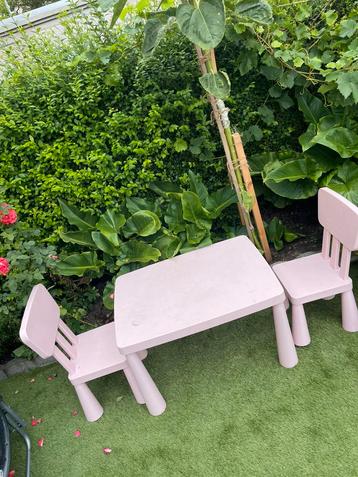 Kindertafel met stoelen beschikbaar voor biedingen