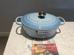Nouveau Le Creuset 25 cm Bleu côtier, Neuf, Enlèvement ou Envoi, Poêle à frire ou Sauteuse, Plaque céramique