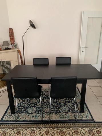 Eettafel en 4 stoelen beschikbaar voor biedingen