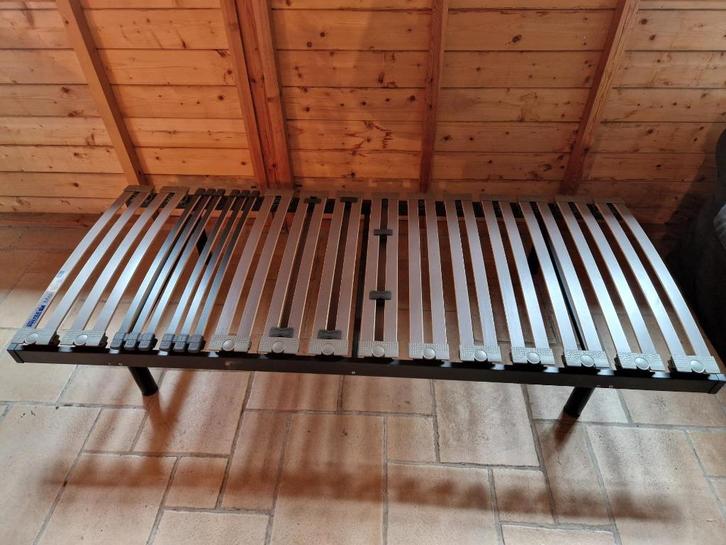 bedfame op poten, Huis en Inrichting, Slaapkamer | Bedden, Zo goed als nieuw, 90 cm, 200 cm, Hout, Bruin, Ophalen