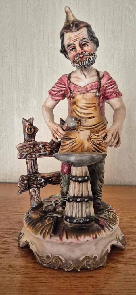 Capodimonte porseleinen beeldje., Antiek en Kunst, Antiek | Porselein, Ophalen of Verzenden