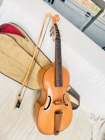 Viola da Gamba  (bas) met hoes en strijkstok (Duits)