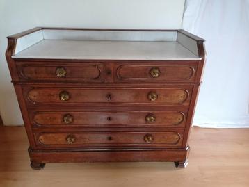 antieken houten commode met stevig marmeren blad beschikbaar voor biedingen