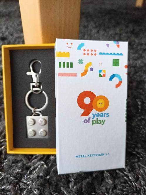 LEGO metalen sleutelhanger collector's item 90 Years of play, Kinderen en Baby's, Speelgoed | Duplo en Lego, Nieuw, Lego, Complete set