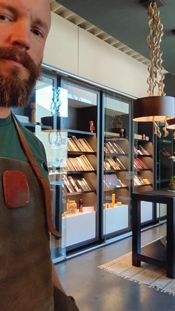 Vitrine kast showroom beschikbaar voor biedingen