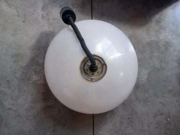 Grote vintage plafondlamp – bolvormig, wit met chroom detail beschikbaar voor biedingen