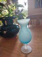 Vase ancien en verre turquoise/bleu/mat sur pied, Comme neuf, Bleu, Enlèvement ou Envoi, Verre