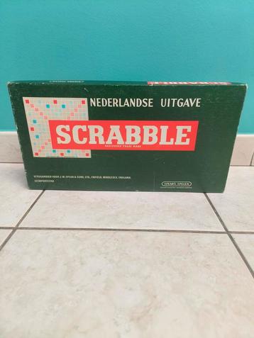 Scrabble met houten blokjes  beschikbaar voor biedingen