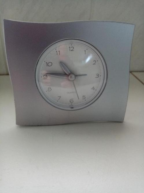 nieuw zilvergrijs wekker (quartz) tafelklok 11cm / 13cm, Huis en Inrichting, Woonaccessoires | Klokken, Nieuw, Wekker of Tafelklok