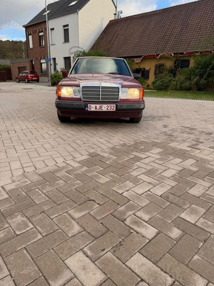 Mercedes E klasse 200D W124 eerste eigenaar 200k km, Auto's, Mercedes-Benz, Particulier, E-Klasse, Diesel, 5 deurs, Rood, Zwart
