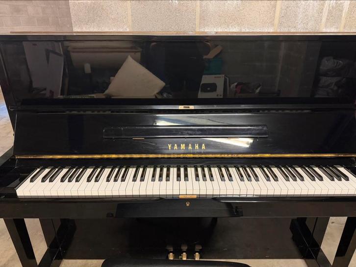 Piano Yamaha U1 noir vernis avec tabouret – excellent état, Muziek en Instrumenten, Piano's, Nieuw, Piano, Zwart, Hoogglans, Ophalen