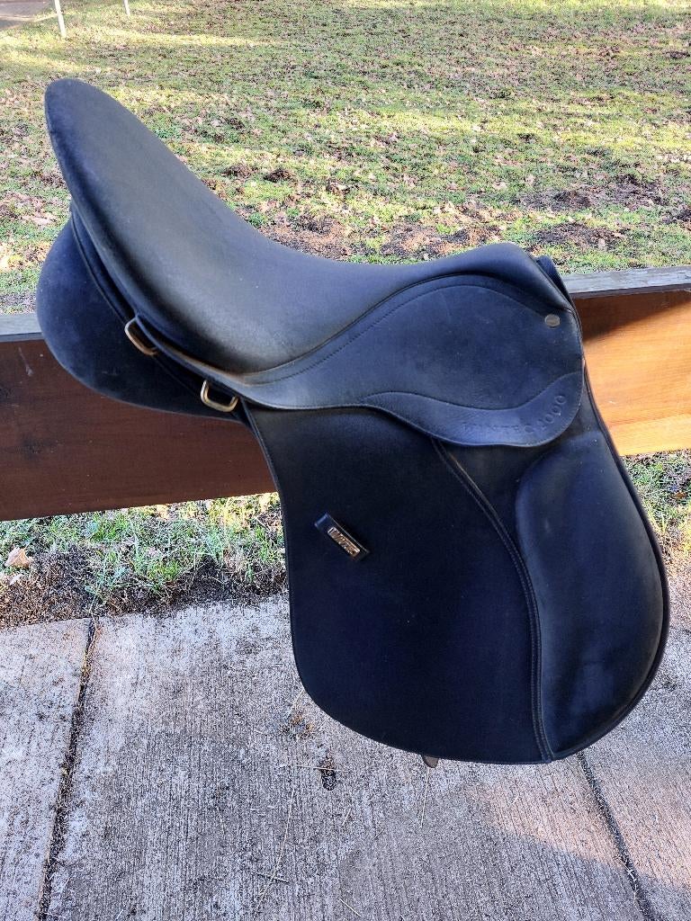 Wintec 2000 zadel zwart vzh 43cm zitmaat 17 inch, Dieren en Toebehoren, Paarden en Pony's | Zadels, Zo goed als nieuw, Ophalen