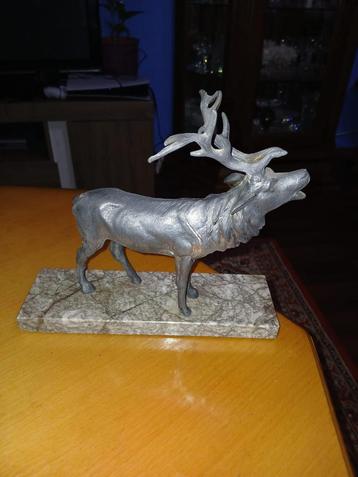 prachtige art deco beeld op sokkel beschikbaar voor biedingen