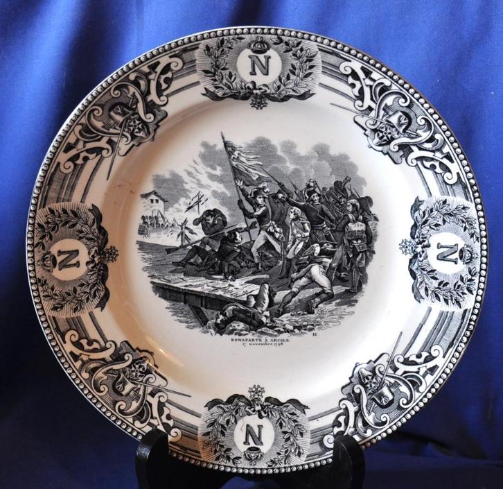 assiette boch npoleon decor noir (11), Antiquités & Art, Antiquités | Assiettes décoratives & Carrelages, Enlèvement ou Envoi