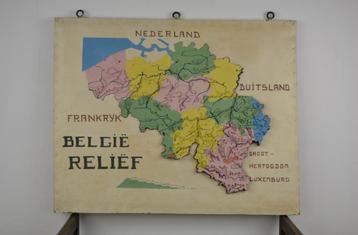 Carte en relief d'assiette scolaire en bois vintage 