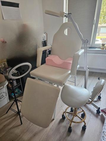 Massagetafel behandelstoel met accessoires  beschikbaar voor biedingen
