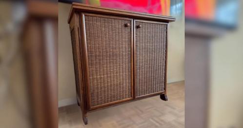 Compact tv-meubel met rotan deur, Huis en Inrichting, Kasten | Dressoirs, Gebruikt, 100 tot 150 cm, 50 tot 75 cm, Met deur(en)