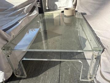 table de salon en verre et plexi beschikbaar voor biedingen