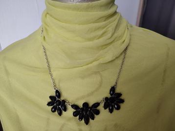 Zwarte ketting beschikbaar voor biedingen