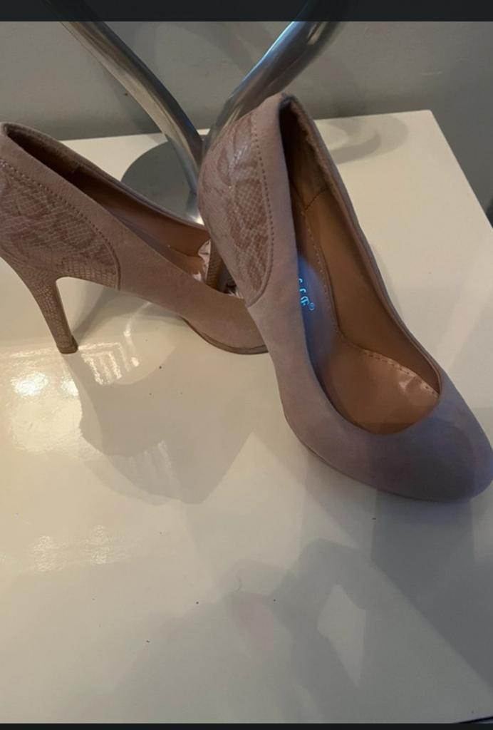 Escarpins Bestelle  rose avec motif serpent, juste élégant, Kleding | Dames, Schoenen, Zo goed als nieuw, Pumps, Roze, Ophalen of Verzenden