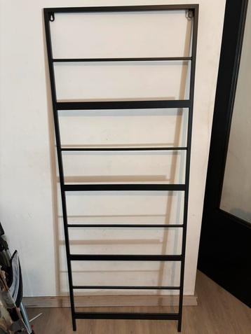 Zwarte metalen kast  tijdschrift, boek, krantenhouder beschikbaar voor biedingen