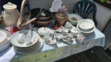 Porcelaines services, tasses , chaudron cuivre… beschikbaar voor biedingen