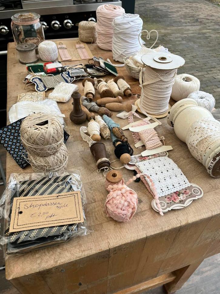 Vintage handwerk verzameling: linnnen, garen,  knopen meer, Hobby en Vrije tijd, Naaien en Fournituren, Zo goed als nieuw, Lint, Band of Elastiek