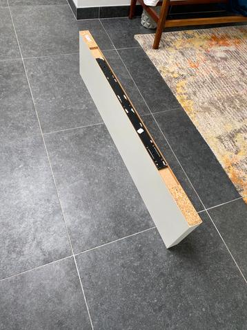 Lack wandplank met onzichtbare bevestiging beschikbaar voor biedingen
