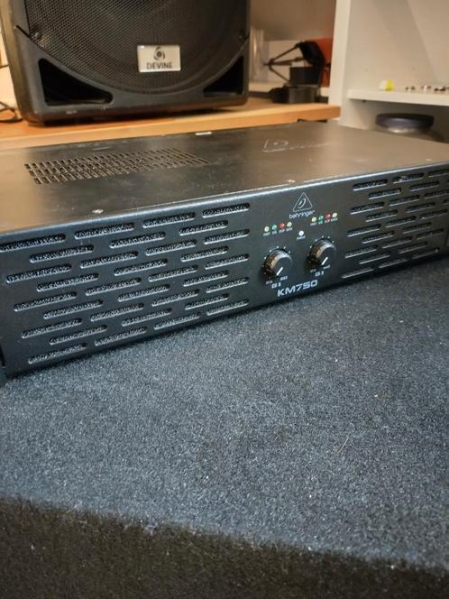 Behringer KM750 versterker, Muziek en Instrumenten, Versterkers | Keyboard, Monitor en PA, Zo goed als nieuw, Ophalen