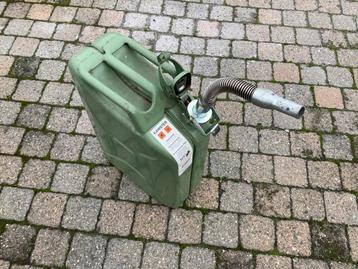 1 metalen jerrycan met afneembare tuit. In goede staat. beschikbaar voor biedingen
