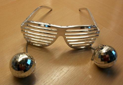 Te koop: CARNAVAL! Mooie glitterbril met ballen, Diversen, Vlaggen en Wimpels, Zo goed als nieuw, Ophalen