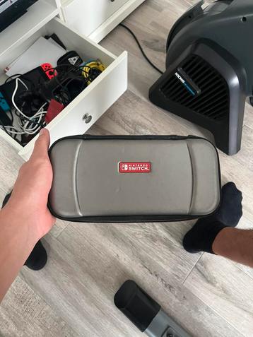 Nintendo switch-hoes + beschermglas aangeboden met beschikbaar voor biedingen