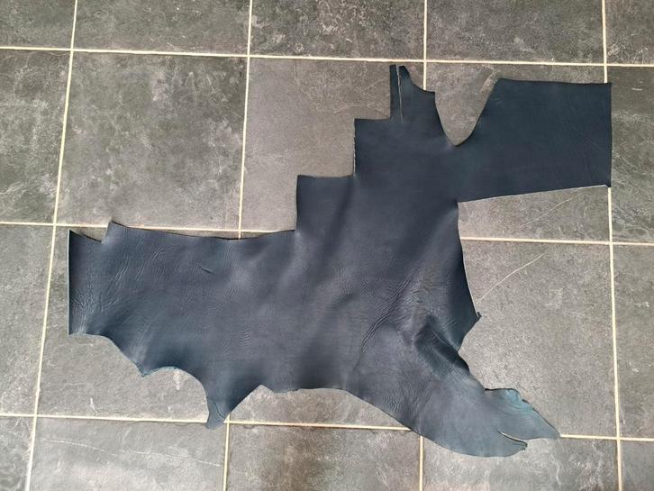 dik soepel blauw leder - lot 8, Hobby en Vrije tijd, Naaien en Fournituren, Ophalen of Verzenden