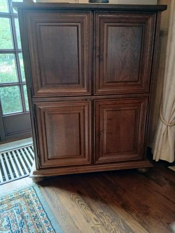 Massieve houten kast beschikbaar voor biedingen