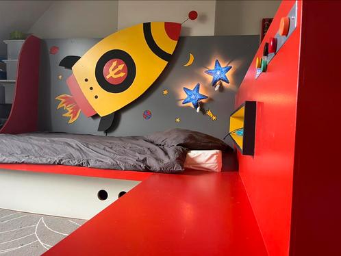 Kinderslaapkamer 1 pers bed met 2 x IKEA lamp - red devils, Enfants & Bébés, Chambre d'enfant | Lits, Comme neuf, Matelas, Enlèvement