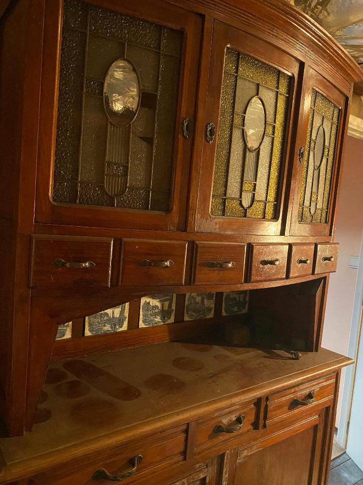 Antieke kast met glasraampjes en wit zwart tegels, Antiquités & Art, Antiquités | Meubles | Armoires, Enlèvement