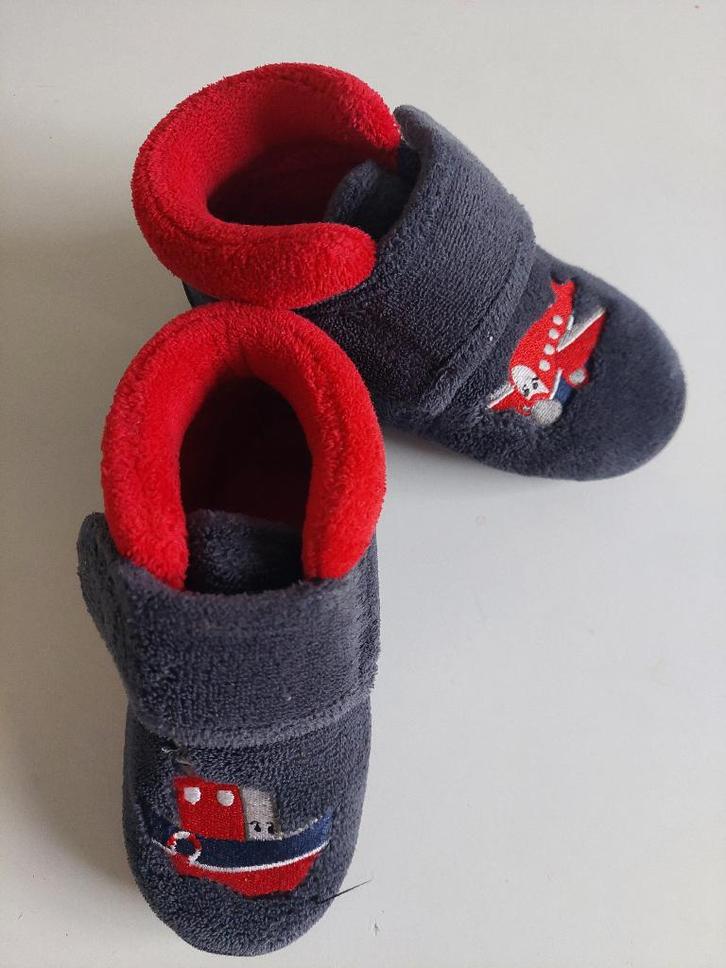 Pantoufles bébé/enfant pointure 25, Kinderen en Baby's, Babykleding | Schoentjes en Sokjes, Jongetje of Meisje, Slofjes, Ophalen