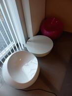 Twee Finn Stone ball chairs en bijhorende tafel, Enlèvement