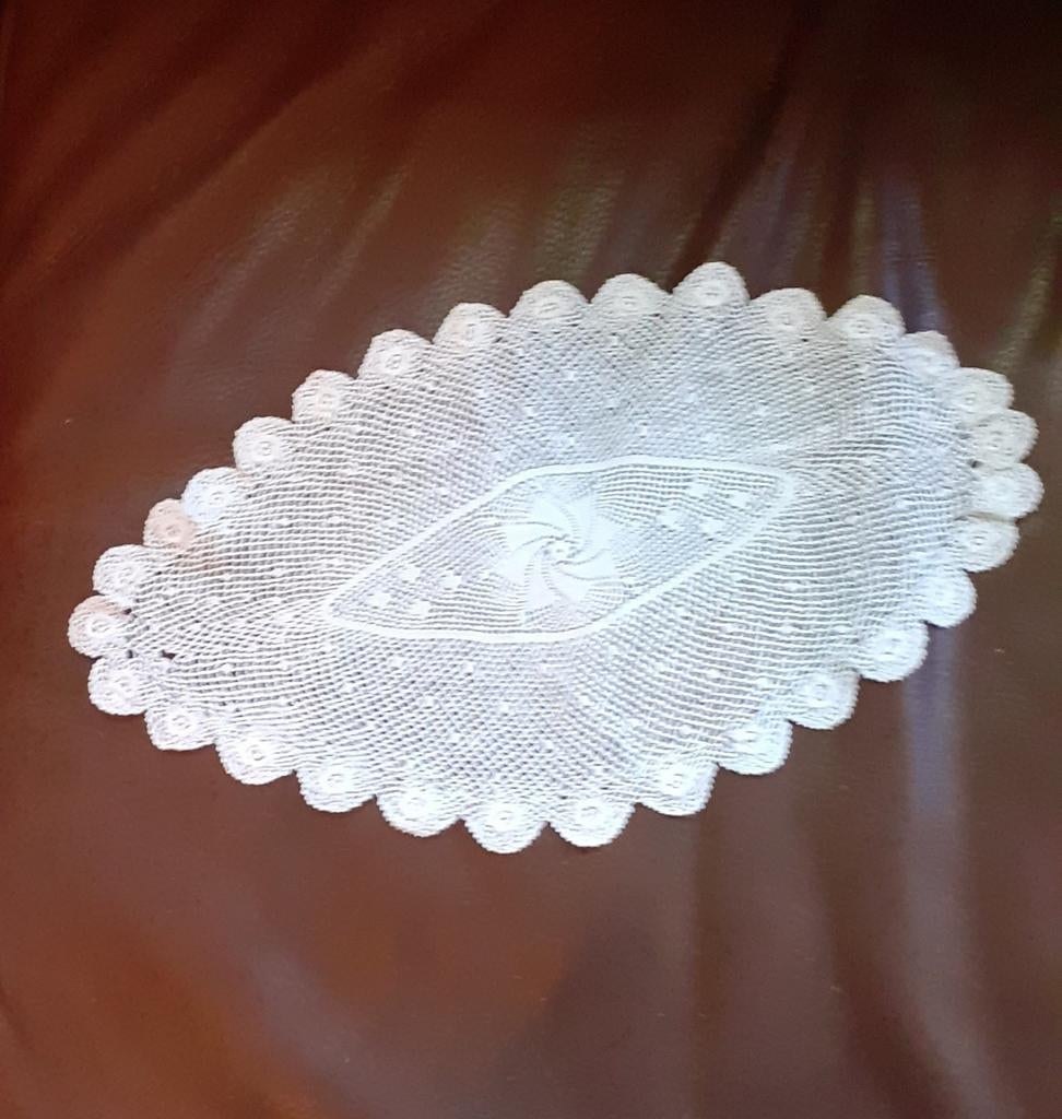 Napperon ovale blanc tour écaille 42x23cm, Antiquités & Art, Enlèvement ou Envoi