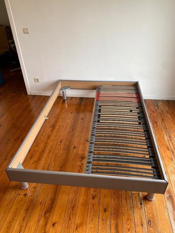 Bedframe met lattenbodem 140x200 beschikbaar voor biedingen
