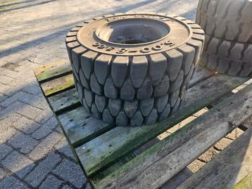 2 sets vol rubberen heftruck banden  beschikbaar voor biedingen