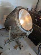 Magnifique grand spot de cinéma des années 50 transformé en, Enlèvement