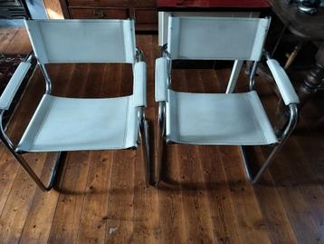 2 retro wit lederen stoelen beschikbaar voor biedingen