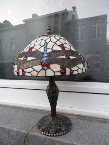 Tiffany lamp (wit+libellen) beschikbaar voor biedingen