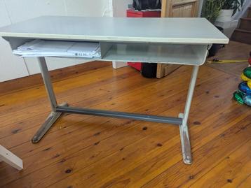 vintage schoolbankje beschikbaar voor biedingen
