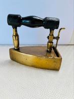 1910-1920 strijkijzer in messing met compartiment kolen, Antiek en Kunst, Antiek | Gereedschap en Instrumenten, Ophalen of Verzenden