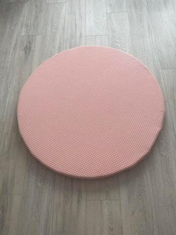 Ronde matras beschikbaar voor biedingen